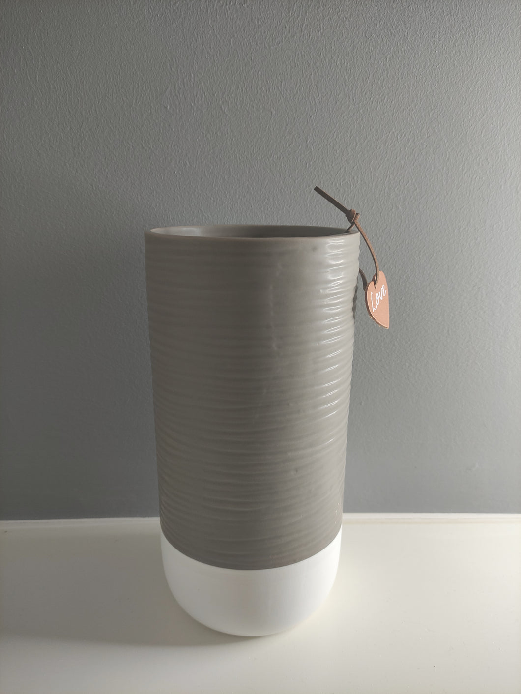 Ceramic Ridge Pot with leatherette tag